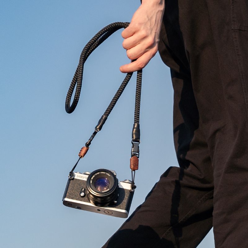 Der Schulterriemen für Spiegelreflexkameras Climber besteht aus Kletterseil und einem Schnellverschluss und überzeugt durch sein dezentes Design an jeder Kamera | C-Rope Kamerazubehör