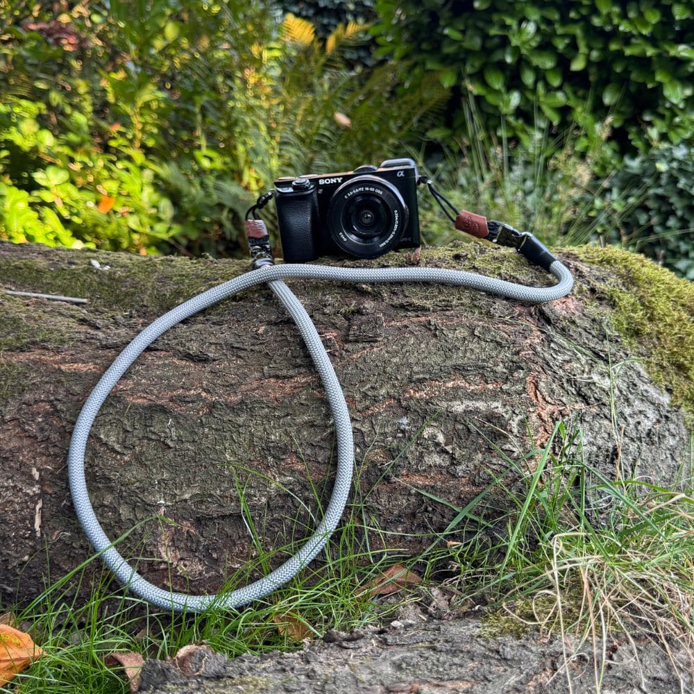 Kamera umhängegurt Climber; flexibel als Nackengurt oder quer über die Brust tragbar, schneller Quick-Release für spontane Motive.