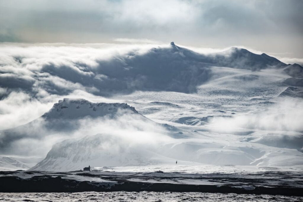 Der Bodennebel ist schwer zu fotografieren, da du ihn eher im Winter antriffst. Positioniere Dich mit deiner Kamera auf einem Berg um den Nebel zu fotografieren | C-Rope Kamerazubehör