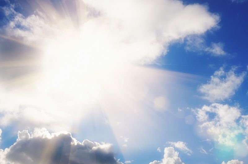 Grelles Sonnenlicht mit starken Strahlen und Wolken am blauen Himmel fotografieren bei Mittagssonne | C-Rope Kamerazubehör