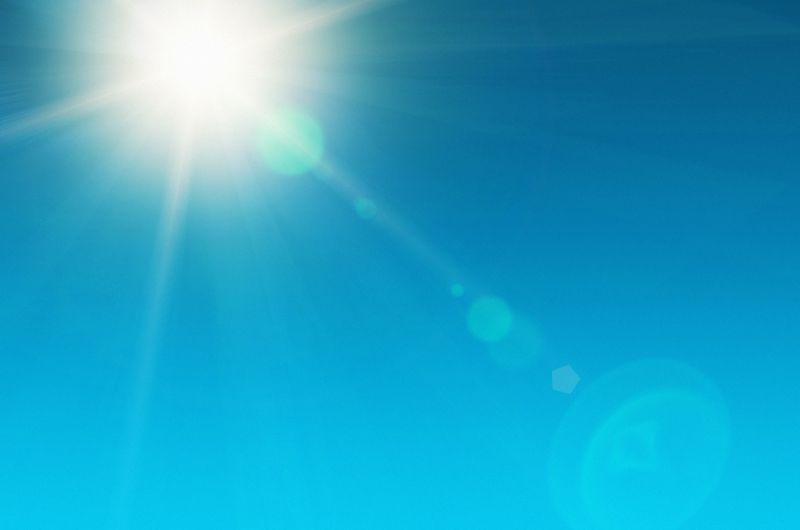 Helle Sonne mit deutlichen Lens Flares im blauen Himmel Mittagssonne fotografieren Belichtungskorrektur nutzen | C-Rope Kamerazubehör