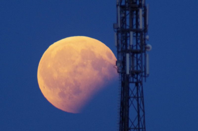 Blutmond während der Mondfinsternis 2025 tief am Horizont über einem Funkturm und Häuserdächern in Deutschland | C-Rope Kamerazubehör