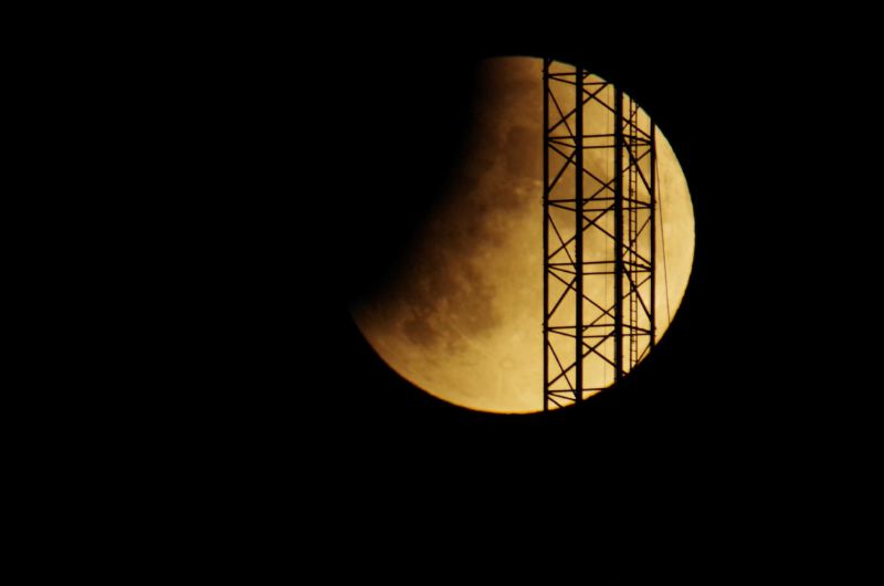 Teilweise verfinsterter Mond während der Mondfinsternis 2025 hinter der Struktur eines Funkturms fotografiert | C-Rope Kamerazubehör