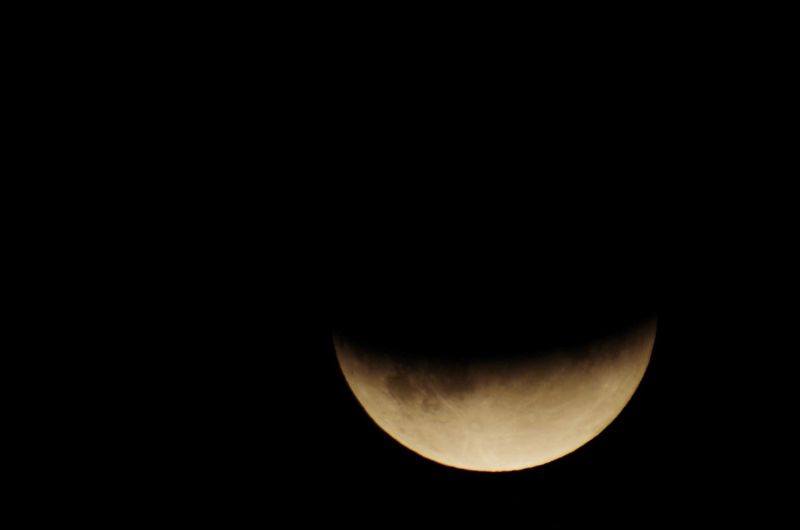 Mond in der Halbschattenphase während der Mondfinsternis 2025 vor schwarzem Nachthimmel | C-Rope Kamerazubehör