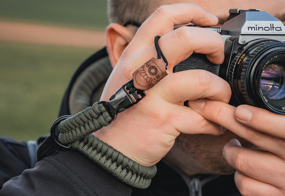 Die Kamera Handschlaufe aus Paracord von C-Rope eignet sich hervorragend für Retro Kameras